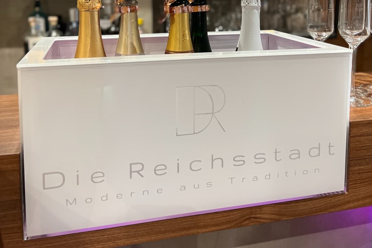 Exklusive PLEXIGLAS® Hi-Gloss Champagner-Bowl