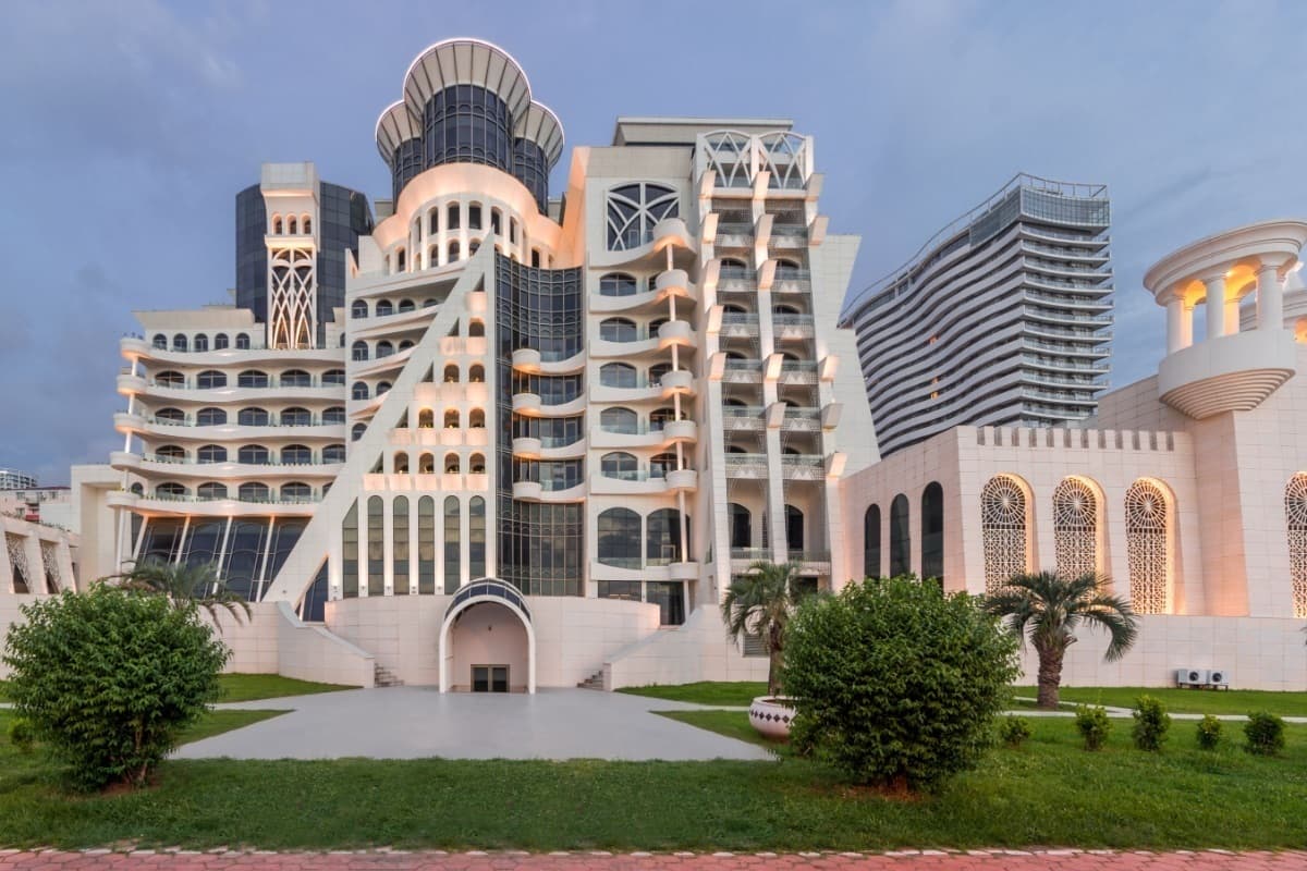 WELCHES LUXUSHOTEL IN BATUMI BIETET DIE BESTE STRANDLAGE AM…