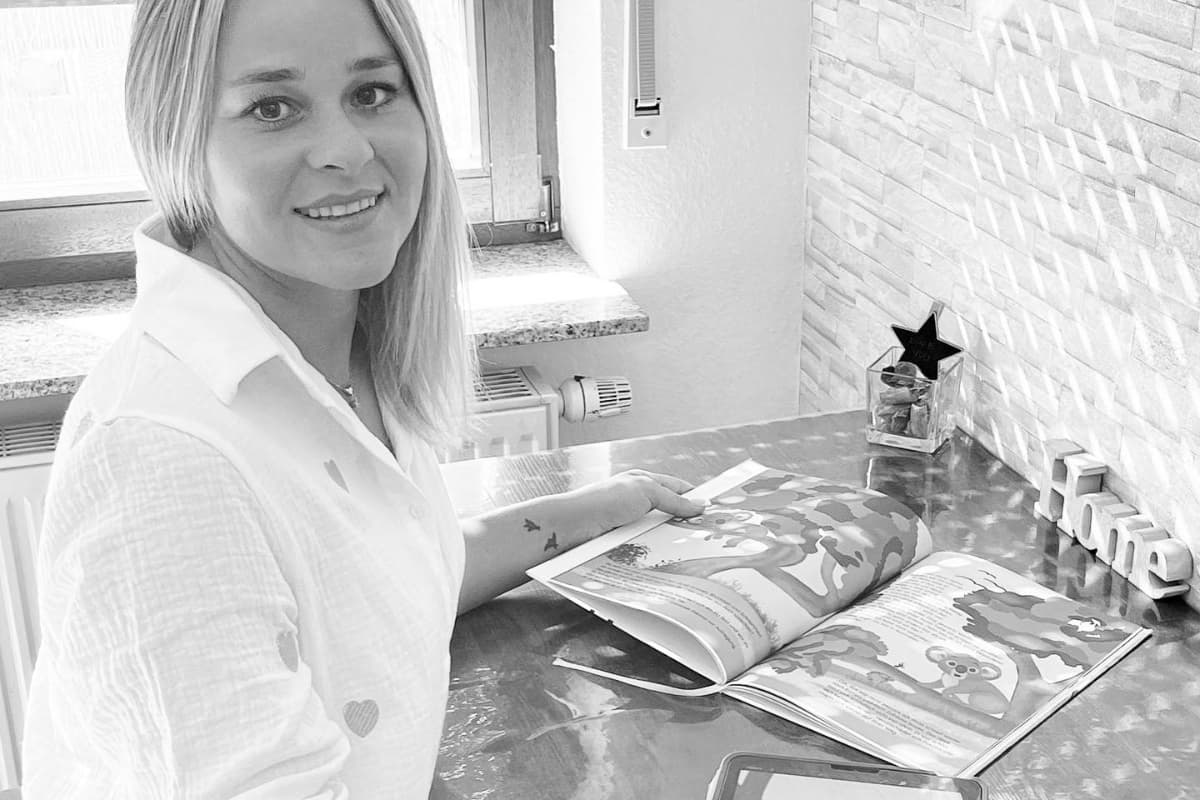 Sozialarbeiterin schickt kleine Ameise auf Weltreise